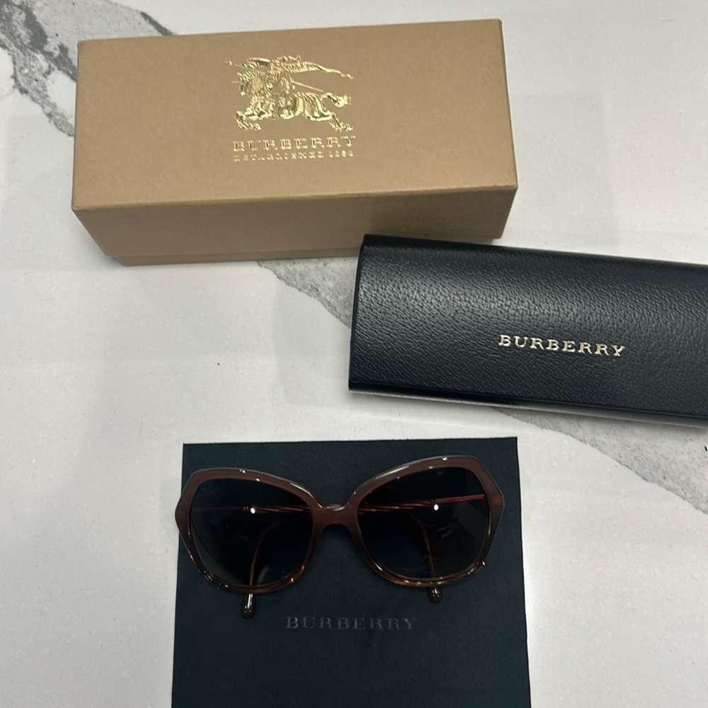 Burberry glasses like new
